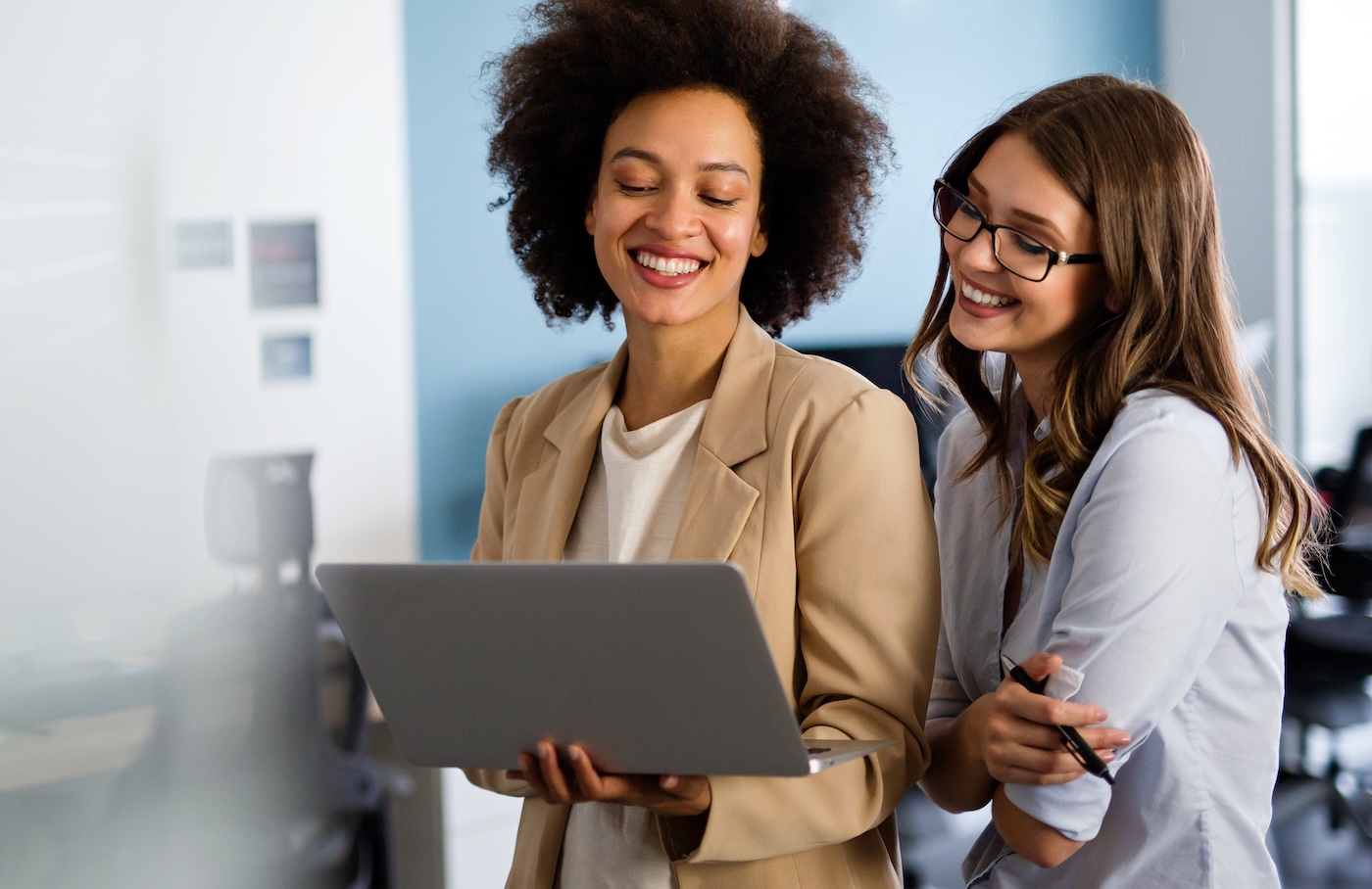 Happy multiethnic success business women working together online on a laptop in corporate office. SSUCv3H4sIAAAAAAAACoxWy46dOBDdj5R/uGIdNDY2YM9yFtlFmn00C2OK26TBRrbpnlaUf58CLh2waSk7KA71rlP149Mft1vWKN/r7K/bj+UN3/thmH1wKvTWoJh8fsgdmBbcUfLiWEWOAmj7YF2vhqOwUUE/GTUCCs08DIv45/ox80GF2YNfrD9EWgW4o45N+K5ic/Hb9n7bP6wf8Q/8lP09+96A939+6Y0yGrLPB4yfmwXzD9hpgGz/sJn8QN8De6Hla+81DIMyYGf/S9n28O8etrqD0W9rZIeIHQygtogfwWS1aGuhtcwZFEXOZcNzJXWTS85qpguuNVW7G1lBS9I0GnLoOpLzktS5LOo256QhhFFaEFa9g3kn2pZJyBsqeM41U3nDdZdTpTlQWlWC0NX/zens+TWAG4+Jf7WjMsfEZ7IqBcmiWANghe1g728nbEVKWsRYrWaN5YzUVpQKGUNfrXuOULXkMaqDUWGhIifrRFuLZZu937r66CQrEmzjVG889vLYm/sJTgmrU92DmoKdznoLykSMG+ch9BCezLmdMbCiTMDeduFVuXNoFcHgYiT8B3oO/UsExV5JsqXtOM1Y5iioqpDlBXSc0dOdCY5OFKKO4d9tE5lndRLT5OzdqXGMHKiFTBUGNTzH6ceY0g7Q1k0WCQtuzYMEzso5ukuSmoEJDiZkNZjPzoiCFJQnTa46h7kwN2Sy9SEuIA5e3HHg+7uJQq0o58lQWDOg3xFOFjRpiYWXIRkzJsXV7EyDQh48Q+lF+hyopHkoIYImOUM2QF4bMXVxVSi7KPV30CFxNanzZdEqwmUSfgA1Jo2Y9O3d2fk8i7LiaSv6WesLqzTx70lNU5xxmg6h7bo+STdW8aNwL7hVMnKVxg7ROILrWj0lnfGrDKW0eZWlESAk01UKkTqwLcKzQpIyC8YDv7Er3of1d2ZUtUiYZ9N1USYVerNzHAnCkoprO+D2vc9n0wKxTCYj2eDwnNNIkdDSIQ/2joQeDzkulYvhVS5EnYljVqd0MIHzCeVepFzbpdaR7TWe+oLNLaq95HJZXW0JZd4+nsjDSaPmtreHm+HFajUsY8UOoAkpc+u2/dCzj6Ttv2msYXCLyYziLnjfrOi2atb+61At/BpK7/GPdpcfbOGWD3bhid2UsWG9uLJNa9Zu3ZdRVghZ4hkk6pJyzBp/ALa79KlfLoDthNvlVj/37fFe7RcPMk4byUQLeGRRPMtY2eZS4jVHVd2yuqiVaJYc//wfAAD//wMAmwbMs3ILAAA=